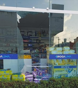 Farmácia tem vidraça quebrada e produtos levados por um casal no Centro de Arapiraca; mulher é localizada e admite autoria do crime