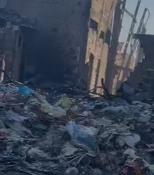[Vídeo] Moradores vizinhos à fábrica que incendiou em Arapiraca estão revoltados com a sujeira e a proliferação de insetos no local