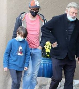 Alec Baldwin é visto com viúvo e filho de diretora morta em set