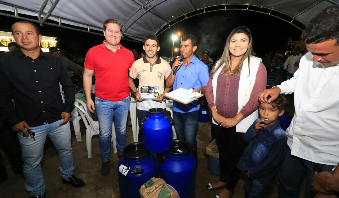 Marx Beltrão entrega trator a produtores rurais de município sertanejo