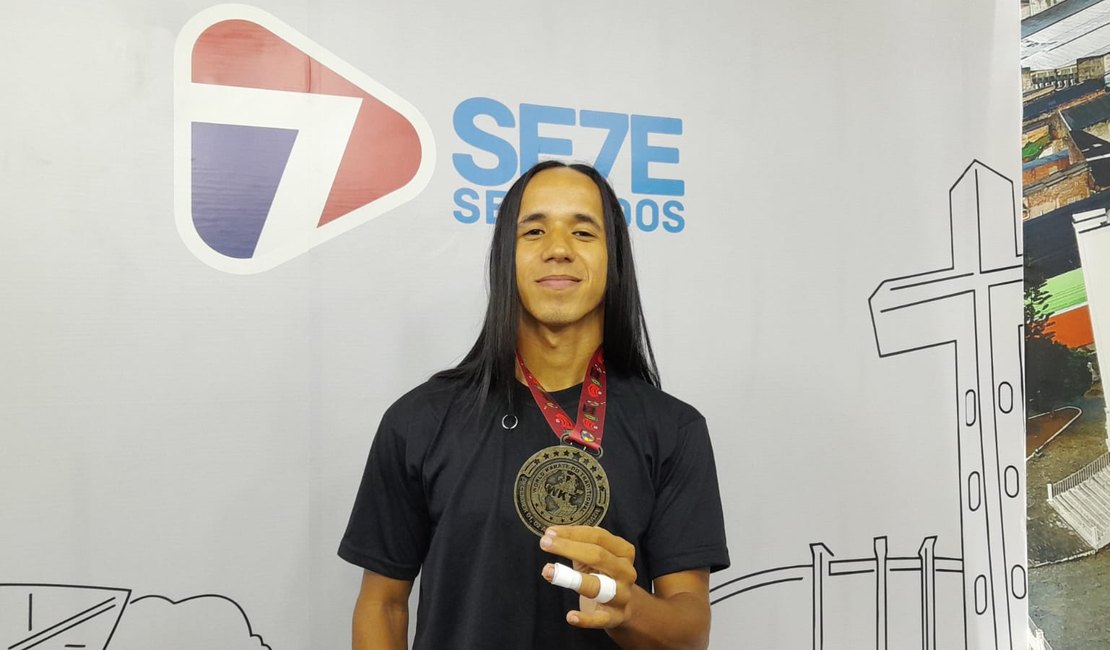 [Vídeo] Arapiraquense Kleyton Pinheiro torna-se campeão mundial de Karatê