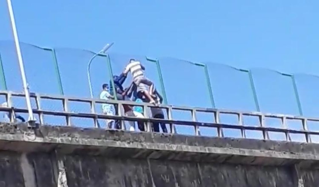 Mesmo com grades de proteção, homem tenta pular da Ponte do Reginaldo