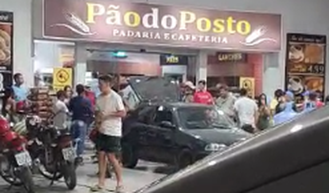 Populares flagram festa e aglomeração em posto de gasolina em Arapiraca