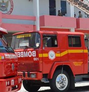 Corpo de Bombeiros combate incêndio em área de vegetação em Maceió