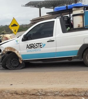 Colisão envolvendo carro da empresa Agreste Saneamento é registrado na AL 115 em Arapiraca