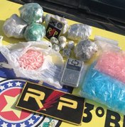 Polícia encontra quase 300 pedras de crack e 200 pinos de cocaína em carro de aplicativo
