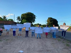 Estudantes de São Sebastião realizam protesto e pedem que governo do estado retome obra e entregue escola