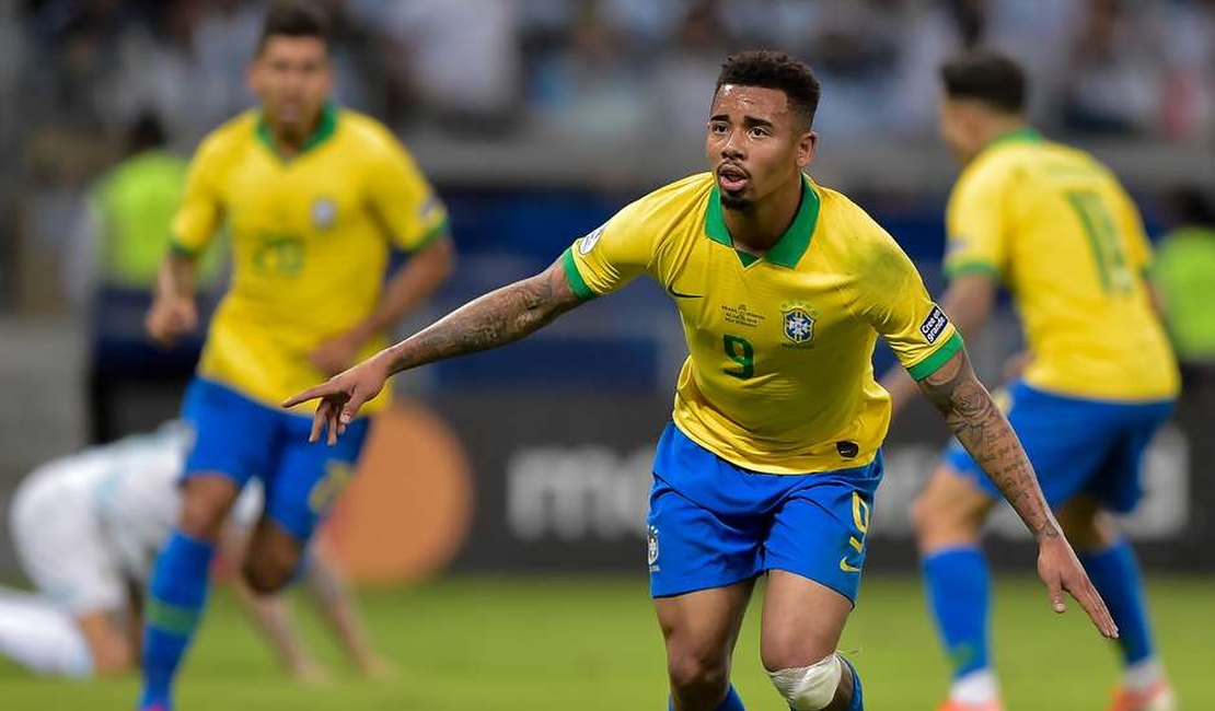 Brasil segura Argentina, ganha por 2 a 0 e vai à final