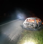 Homem incendeia o próprio carro ao saber que ele seria apreendido pela PRF