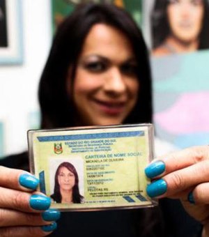 Transexuais e travestis podem incluir nome social no título de eleitor, diz TSE