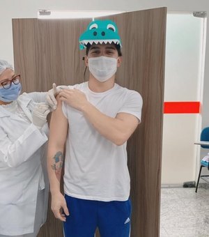 Fantasiado de jacaré, técnico em enfermagem é imunizado contra a Covid-19: 'fé na vacina'