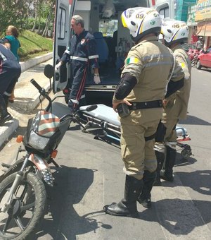Mulher fica ferida em colisão entre moto e caminhão no Centro de Arapiraca 