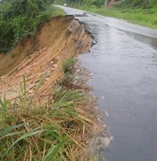 [Vídeo] Asfalto cede e cratera interdita rodovia de acesso à cidade do Pilar