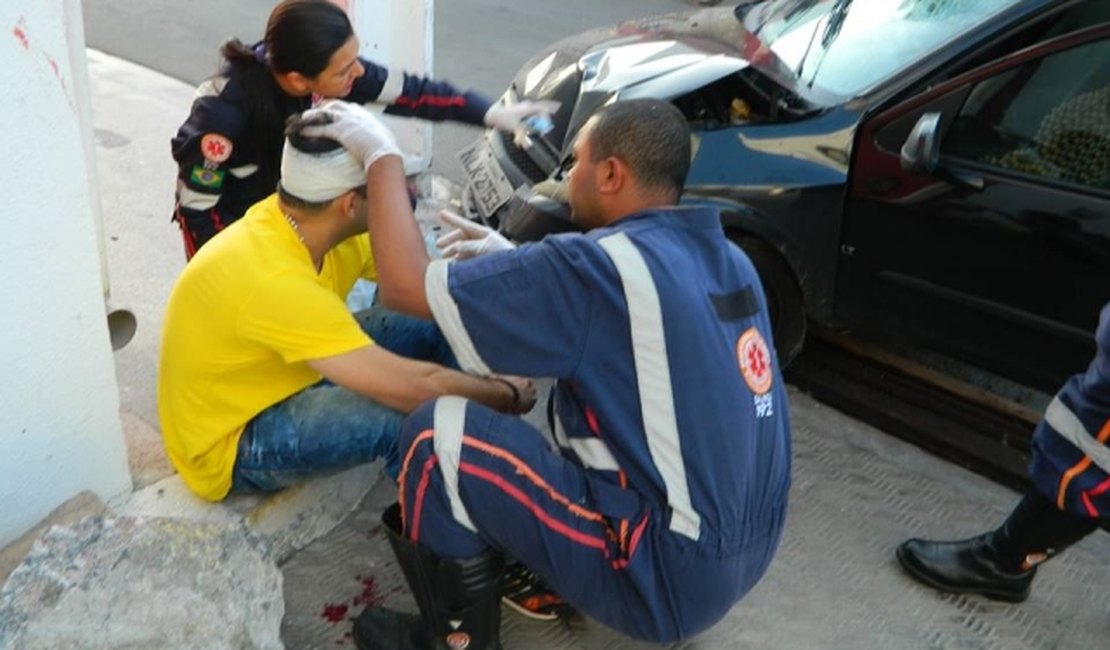 Colisão em poste deixa homem ferido em Arapiraca