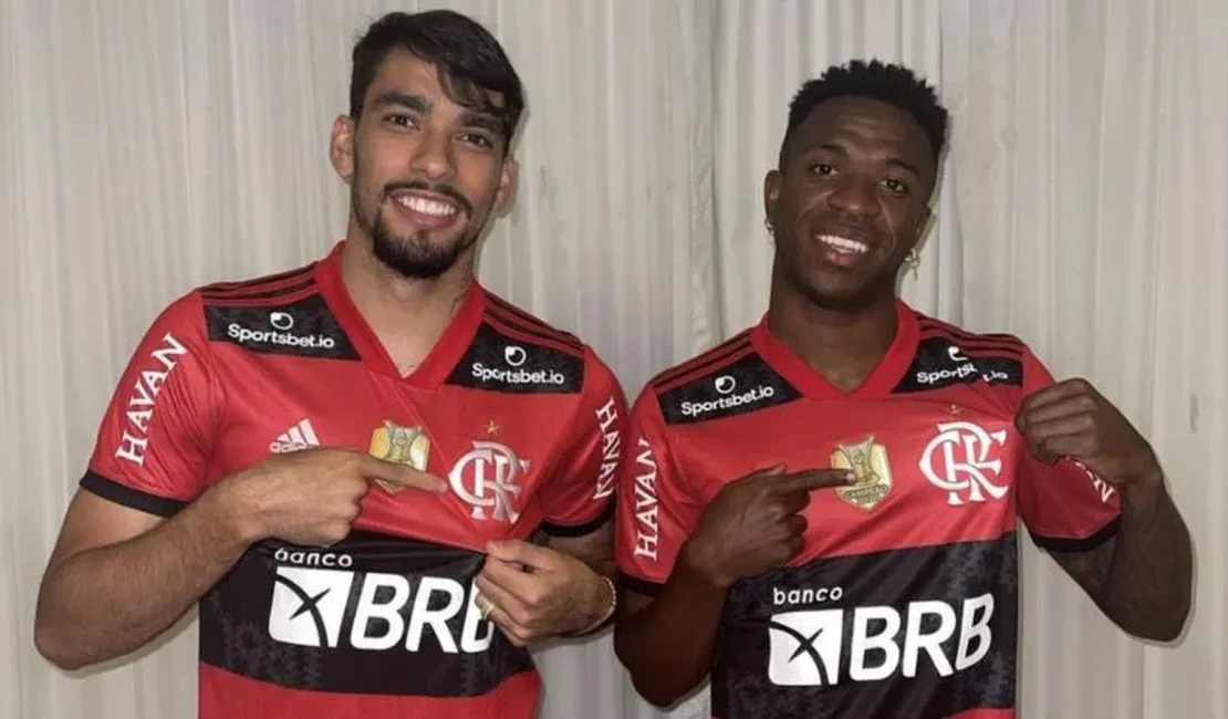 Lucas Paquetá e Vini Jr posam com camisas do Flamengo: 'Bateu saudades'