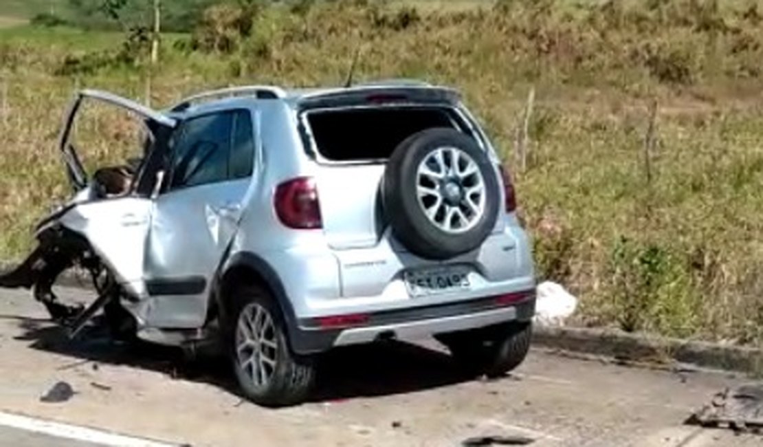 Colisão entre dois carros deixa o saldo de dois mortos na BR 101 em Junqueiro