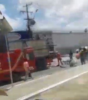 Moto colide com caminhão na Fernandes Lima, em Maceió