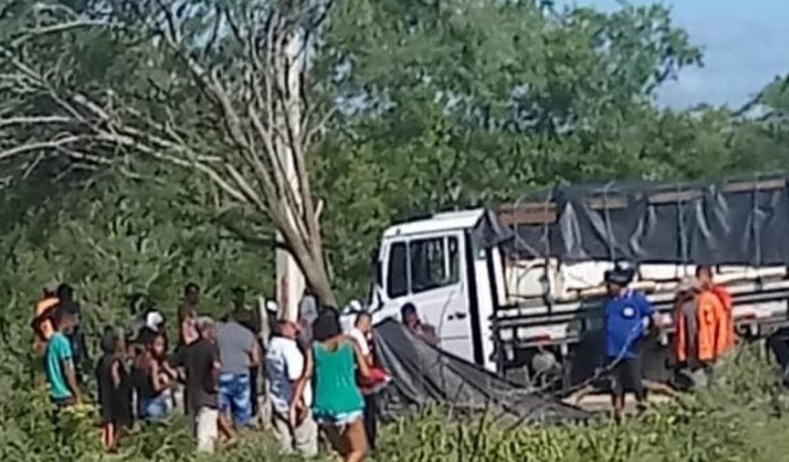Idoso de bicicleta é atropelado por caminhão em Delmiro e fica em estado grave