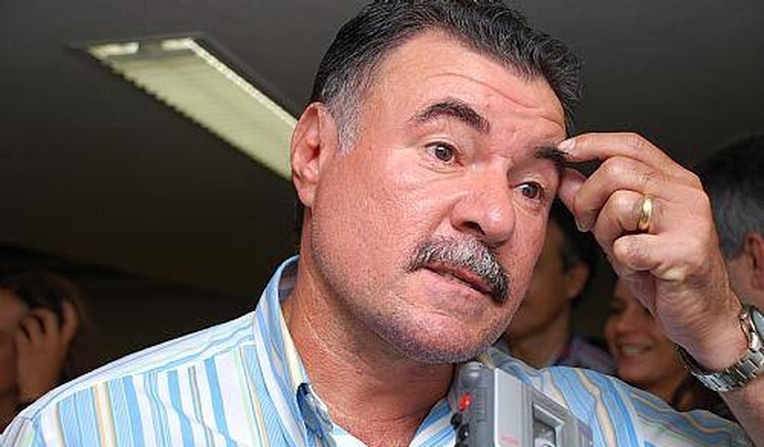Ex-prefeito é acusado de repassar verba irregular