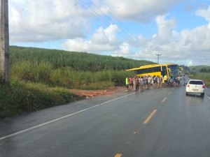Polícia Militar é acionada sobre assalto a ônibus com turistas na AL–105