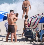 Juliana Paes curte praia com a família e mostra corpão