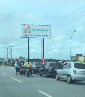 [Vídeo] Arapiraquenses formam fila de carros em frente a supermercado da AL-220