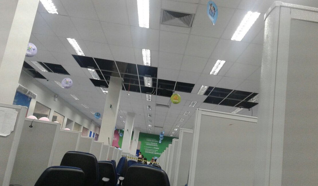 Placas do teto de empresa de call center caem durante temporal em Arapiraca