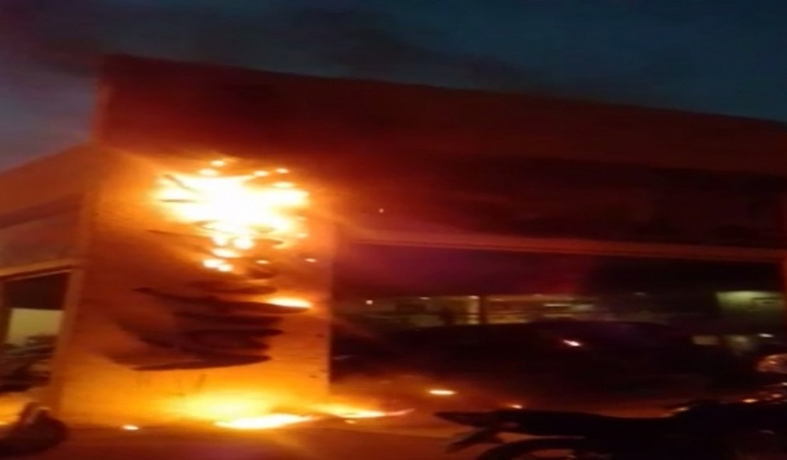 [Vídeo] Curto-circuito pode ter provocado incêndio em fachada de loja de veículos