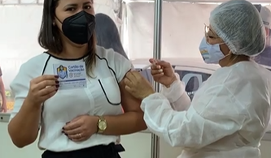 [Vídeo] Profissionais da Saúde estão aptos para tomar a dose de reforço contra a Covid-19 em Arapiraca