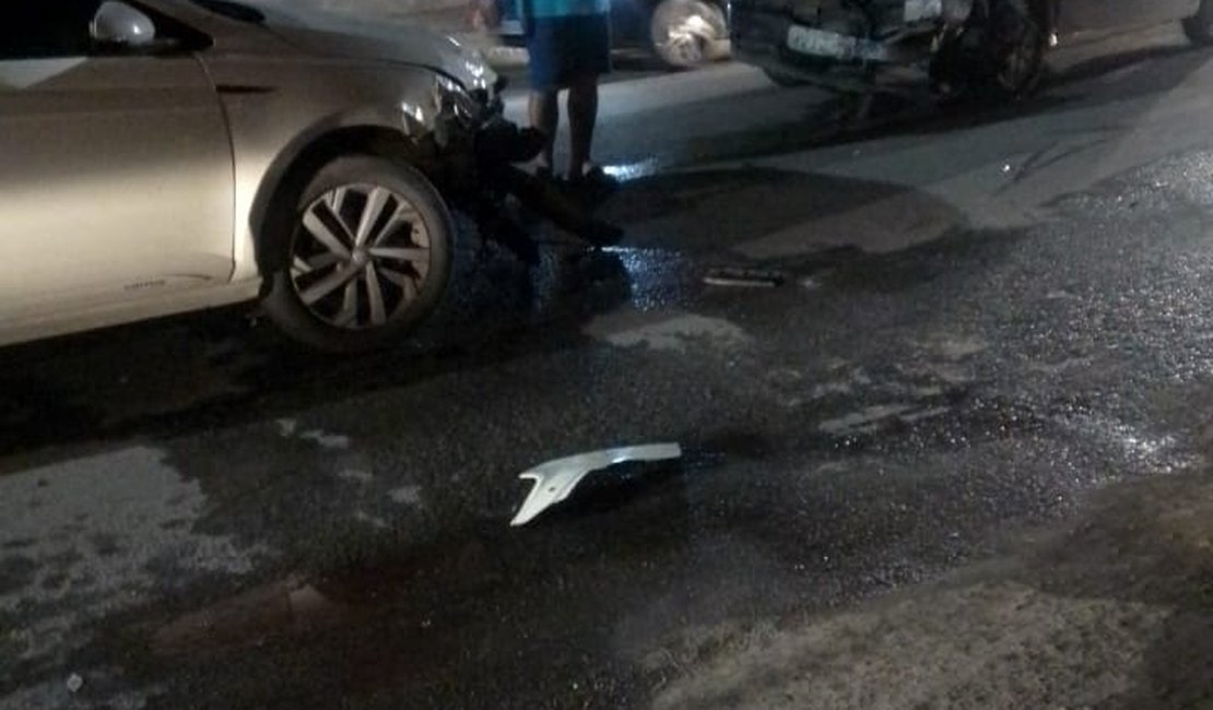 Três carros colidem na avenida Marília Mendonça