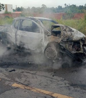 Vídeo: Carro pega fogo após colidir com poste em Marechal Deodoro