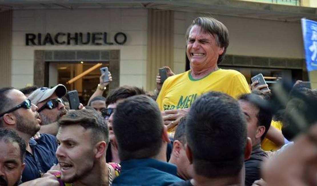 Facada em Bolsonaro durante campanha completa um ano