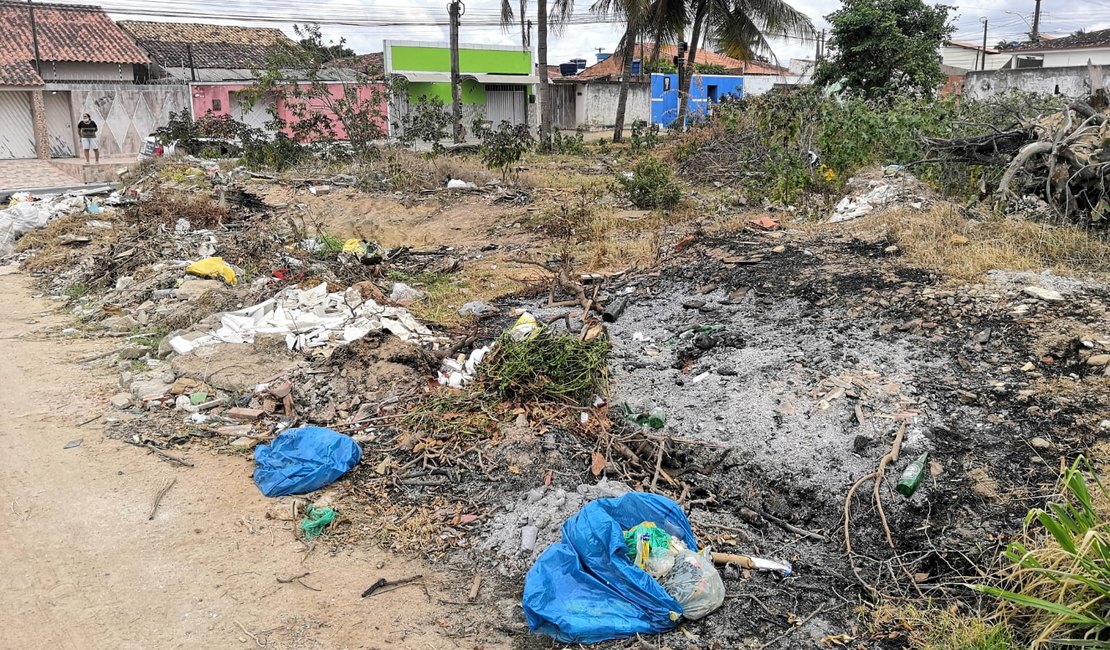 [Vídeo] Lixão a céu aberto prejudica moradores do bairro Santa Esmeralda