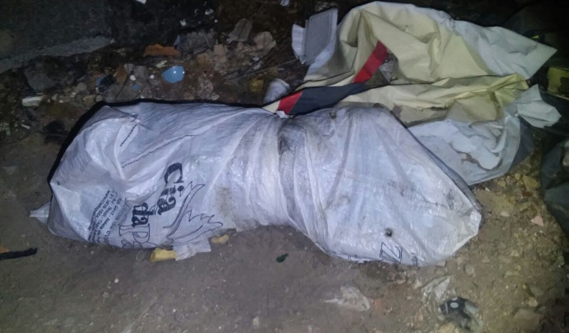 Corpo enrolado em saco de náilon é achado em frente ao IML de Maceió