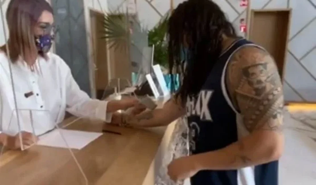 No México, Whindersson Nunes assusta recepcionista e vídeo viraliza na web