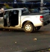 [Vídeo] Carro colide violentamente com poste e destrói estrutura