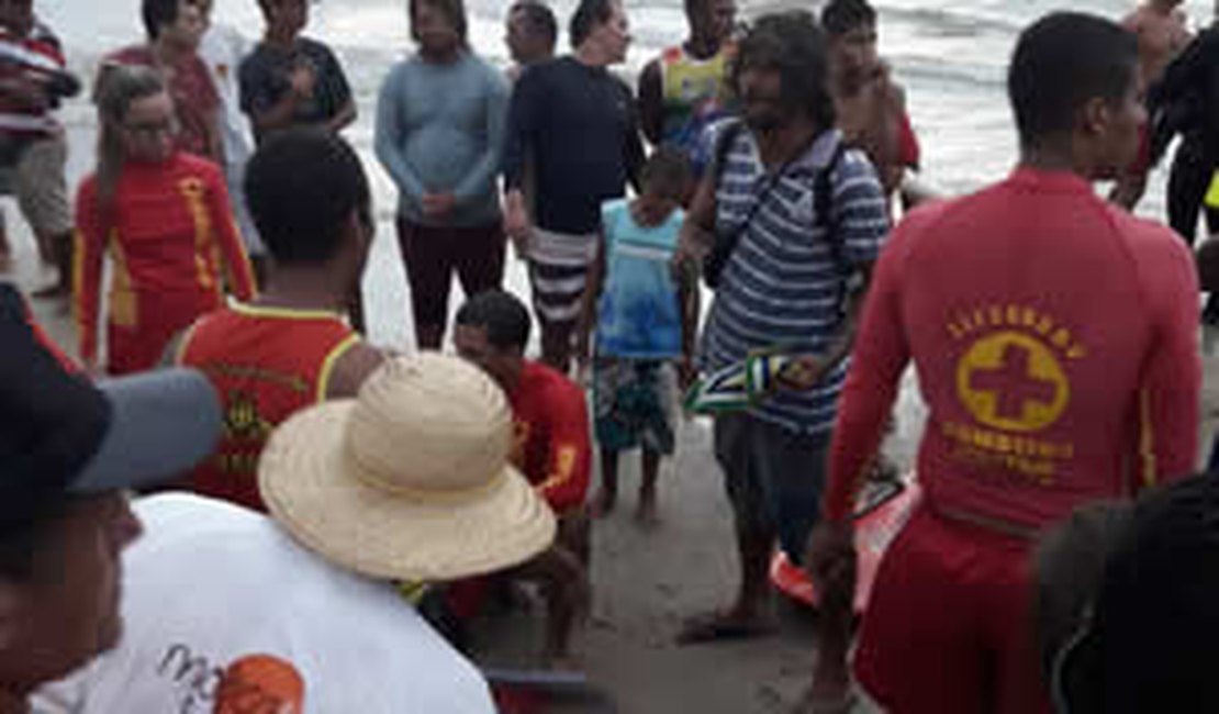 Vítimas de afogamento são regatadas pelo corpo de bombeiros na Praia do Francês