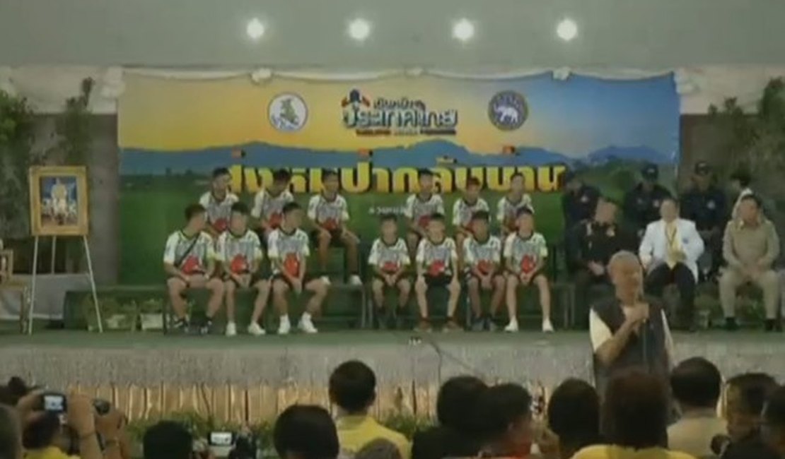 Meninos e treinador resgatados na Tailândia têm alta e relatam dias na caverna