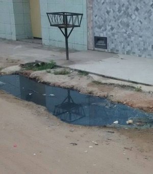 Sem saneamento, morador é notificado por despejar esgoto na rua, em Arapiraca