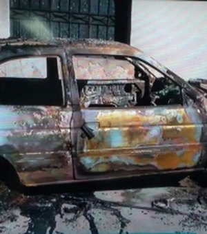 Veículo pega fogo e proprietário suspeita de ato criminoso em Maceió