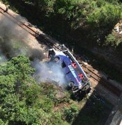 Ônibus de Alagoas cai de ponte e deixa ao menos 10 mortos e 30 feridos na BR-381