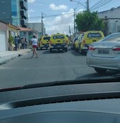 Homem pula muro de residências para fugir de populares, após cometer assalto, no bairro Alto do Cruzeiro