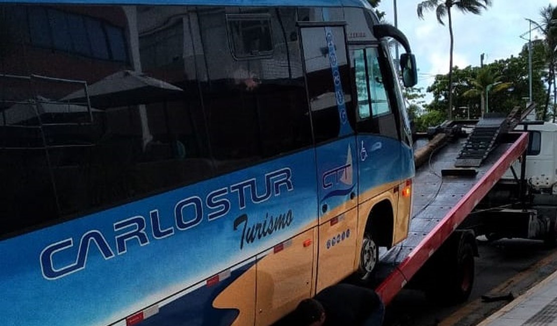 SMTT flagra transporte clandestino de turismo na Pajuçara