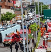 Ônibus tomba em avenida e deixa 30 feridos em Fortaleza