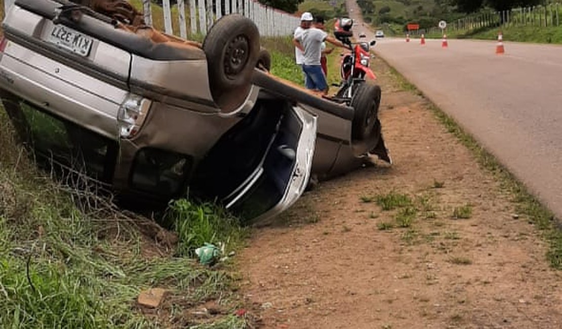 Motorista sai de pista e capota veículo em Taquarana