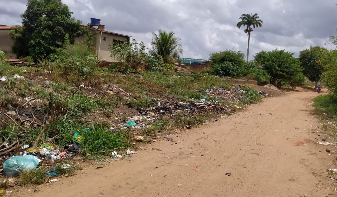 Moradores sofrem com acúmulo de lixo e falta de pavimentação em Rua de Palmeira dos Índios