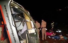 Ônibus capota no Paraná e deixa pelo menos oito mortos