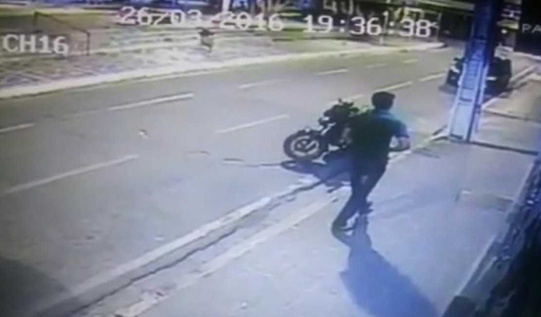 Câmeras de segurança de estabelecimento flagram roubo a moto no centro de Arapiraca