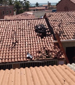 Motociclista desce ladeira em alta velocidade e veículo para no telhado de residência, em Maragogi 
