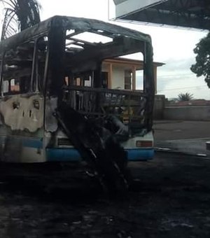  Ônibus pega fogo em posto de combustíveis em Palmeira dos Índios
